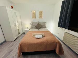 una camera da letto con un grande letto con una coperta arancione di StephBy Home a Kaiserslautern