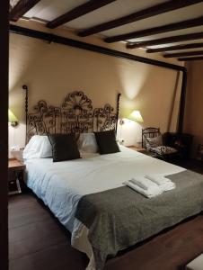 ein Schlafzimmer mit einem großen Bett mit zwei Handtüchern darauf in der Unterkunft Alojamientos molino de revolcadores in Cañada de la Cruz