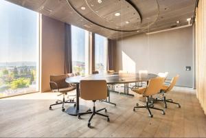 Optimum Apartment - Opfikon في أوبفيكون: قاعة اجتماعات المكتب مع طاولة وكراسي