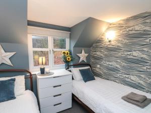 ein Schlafzimmer mit 2 Betten und eine Wand mit Sternen in der Unterkunft Fauna's Corner in Whitby + 19 Fotos