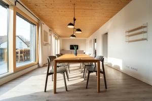 a dining room with a wooden table and chairs at dreamcation Apartments Boardinghouse - Straubing Süd in Straubing