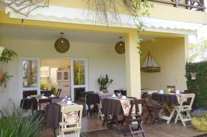 Um restaurante ou outro lugar para comer em Pousada Villa Maritima
