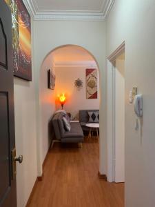 sala de estar con sofá y arco en 2 bedroom small unit 1 minute walk to shopping centre NO PARKING SLOT, en Wollongong
