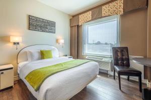 Postel nebo postele na pokoji v ubytování Days Inn by Wyndham Berthierville