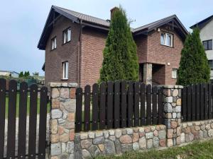 a black fence in front of a brick house at U Lubockich in Rewa