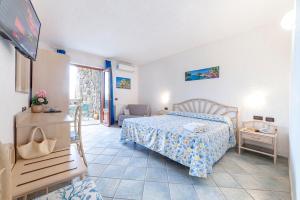 ein Schlafzimmer mit einem Bett und einem Stuhl in einem Zimmer in der Unterkunft Punta Chiarito Resort in Ischia