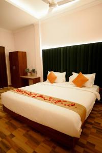 een slaapkamer met een groot bed met rozen erop bij hotel ustav in Bolpur