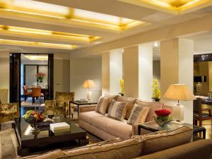 فندق و كازينو سوفيتل الجزيرة القاهرة في القاهرة: غرفة معيشة مع أريكة وطاولة