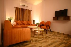 een woonkamer met een bank en een tafel bij hotel ustav in Bolpur