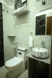 een badkamer met een toilet en een wastafel bij hotel ustav in Bolpur