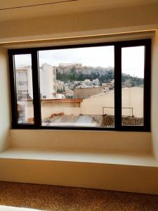 uma janela num quarto com vista em Athens Tower Hotel by Palladian Hotels em Atenas