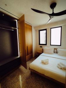 1 dormitorio con 1 cama con 2 toallas en Athens Tower Hotel by Palladian Hotels en Athens