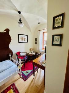 a living room with a bed and a table at Alte Gerberei in Bautzen