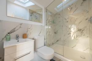 ein Badezimmer mit Toilette, Dusche und Waschbecken in der Unterkunft Golf Cottage in West Runton + 39 Fotos