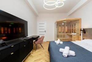 1 dormitorio con 1 cama y 2 toallas blancas en Luxury apartment with a sauna and bedroom with bath, en Cracovia