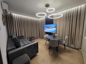 sala de estar con sofá, mesa y TV en VipWarsawApartments pl Gold Mennica Residence, en Varsovia