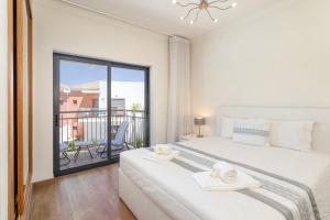 1 dormitorio con 1 cama grande y balcón en TAC - Pêra Gardens Villa, en Pêra