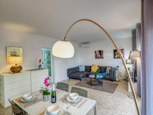 salon z kanapą i stołem w obiekcie Vinyet Tranquility by Hello Homes Sitges w mieście Sitges
