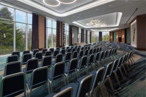 - une rangée de chaises dans une chambre avec fenêtres dans l'établissement Hilton Sofia, à Sofia