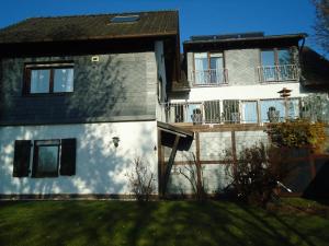 a house with a balcony on the side of it at Das kleine Försterhaus in Winterberg