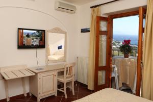 Télévision ou salle de divertissement dans l'établissement Punta Chiarito Resort