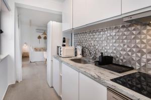 a kitchen with a sink and a microwave at TAC - Sagres Studio in Sagres