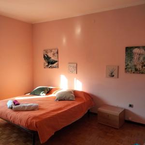 um quarto com uma cama com dois candeeiros em Daniele's flat 2 in Venice em Mestre