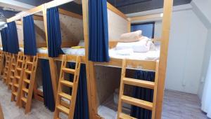 un grupo de literas en una habitación en BEE-HIVE Sugamo - Male Only, en Tokio