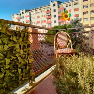 una sedia in vimini seduta su un balcone con un fiore di Daniele's flat 2 in Venice a Mestre