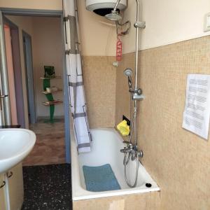 um chuveiro numa casa de banho ao lado de um lavatório em Daniele's flat 2 in Venice em Mestre