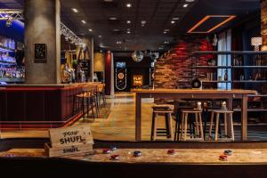 pentahotel Reading酒廊或酒吧区