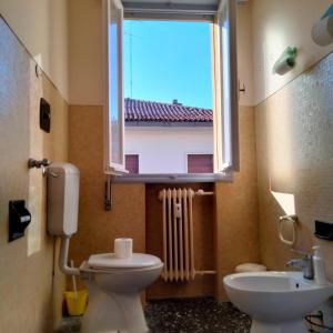 uma casa de banho com um WC, uma janela e um radiador em Daniele's flat 2 in Venice em Mestre