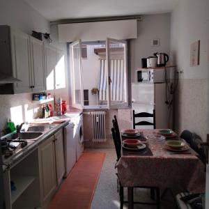 uma pequena cozinha com uma mesa com pratos em Daniele's flat 2 in Venice em Mestre