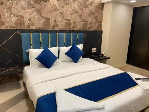 Postel nebo postele na pokoji v ubytování Hotel 97 Inn- Andheri Versova