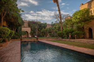 a swimming pool in the middle of a yard at Dar Les Dattiers in Taroudant