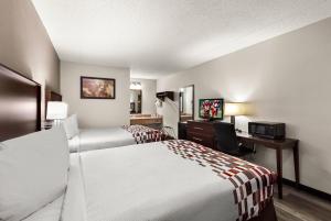 Habitación de hotel con 2 camas y escritorio en Red Roof Inn Springfield, IL, en Springfield