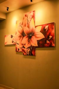 dos pinturas de una flor en una pared en Hiru Beach Resort, en Kalpitiya
