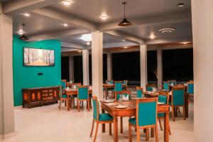 Reštaurácia alebo iné gastronomické zariadenie v ubytovaní Hiru Beach Resort