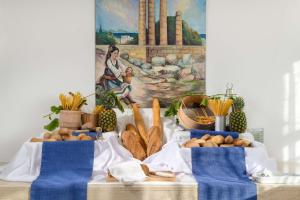 una mesa cubierta con muchos tipos diferentes de comida en Lito Hotel, en Ixia