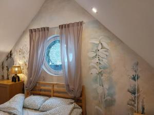 A bed or beds in a room at Poczciwy Bies