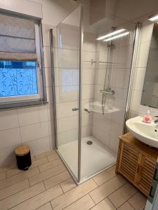 La salle de bains est pourvue d'une douche et d'un lavabo. dans l'établissement Meermaid 2, à Plau am See