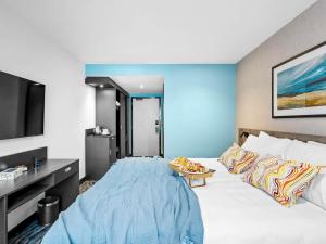 um quarto de hotel com uma cama e uma televisão de ecrã plano em ibis Styles Paignton em Paignton