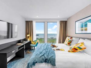 een hotelkamer met een bed, een bureau en een raam bij ibis Styles Paignton in Paignton
