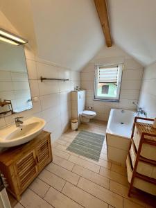 La salle de bains est pourvue d'un lavabo et de toilettes. dans l'établissement Meermaid 2, à Plau am See