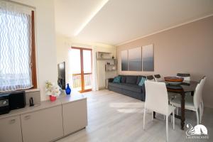 uma sala de estar com um sofá e uma mesa em Appartamento Giada em Padenghe sul Garda