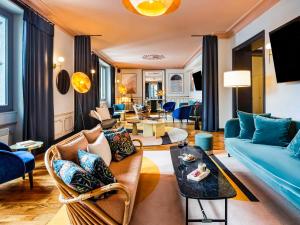 聖熱爾韋萊班的住宿－Le Saint Gervais Hotel & Spa Handwritten Collection，客厅配有沙发和椅子