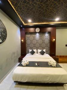 Postel nebo postele na pokoji v ubytování Hotel 97 Inn- Andheri Versova