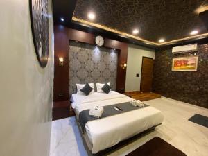 Postel nebo postele na pokoji v ubytování Hotel 97 Inn- Andheri Versova