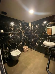 Koupelna v ubytování Hotel 97 Inn- Andheri Versova