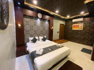 Postel nebo postele na pokoji v ubytování Hotel 97 Inn- Andheri Versova